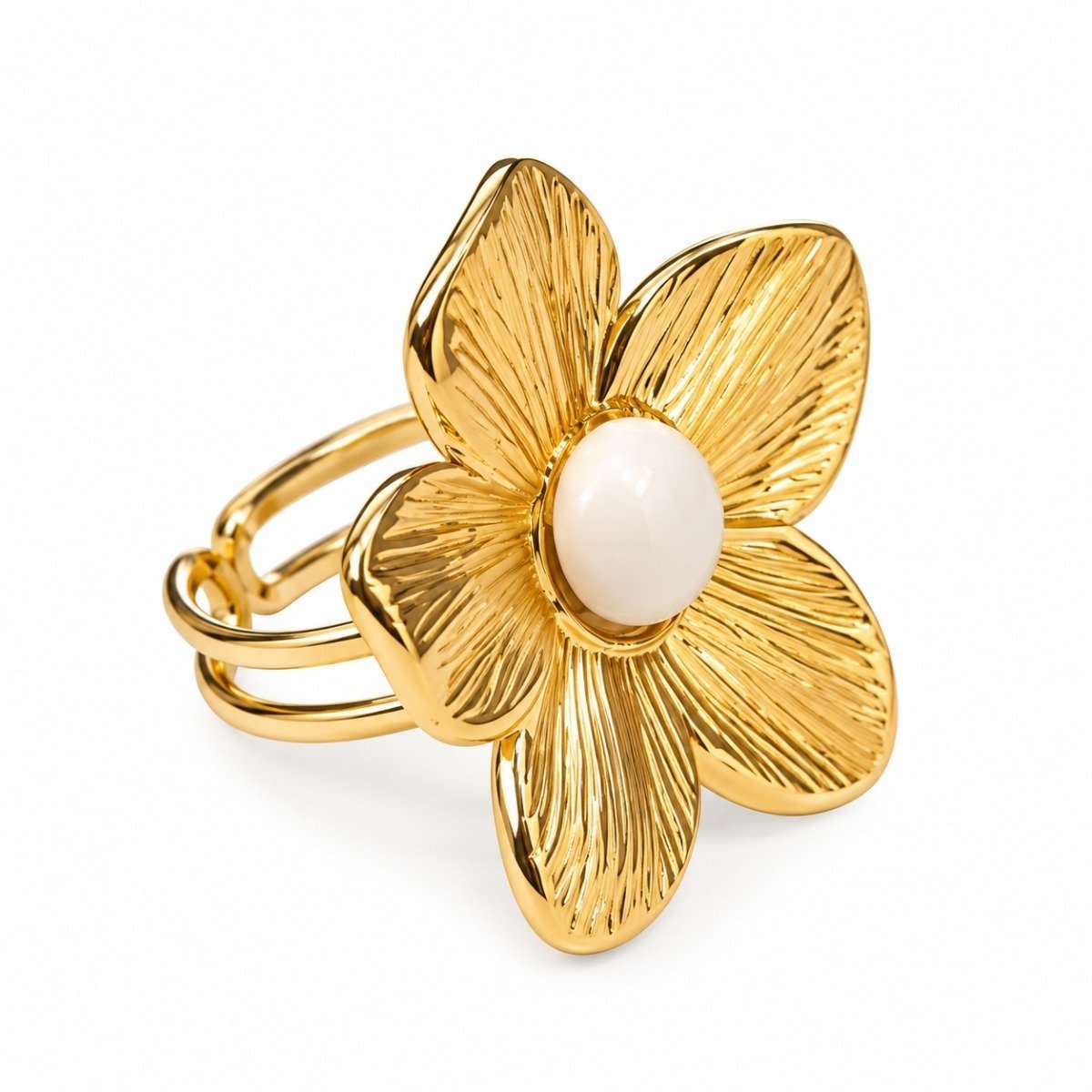 Anillo dorado de flor con centro blanco