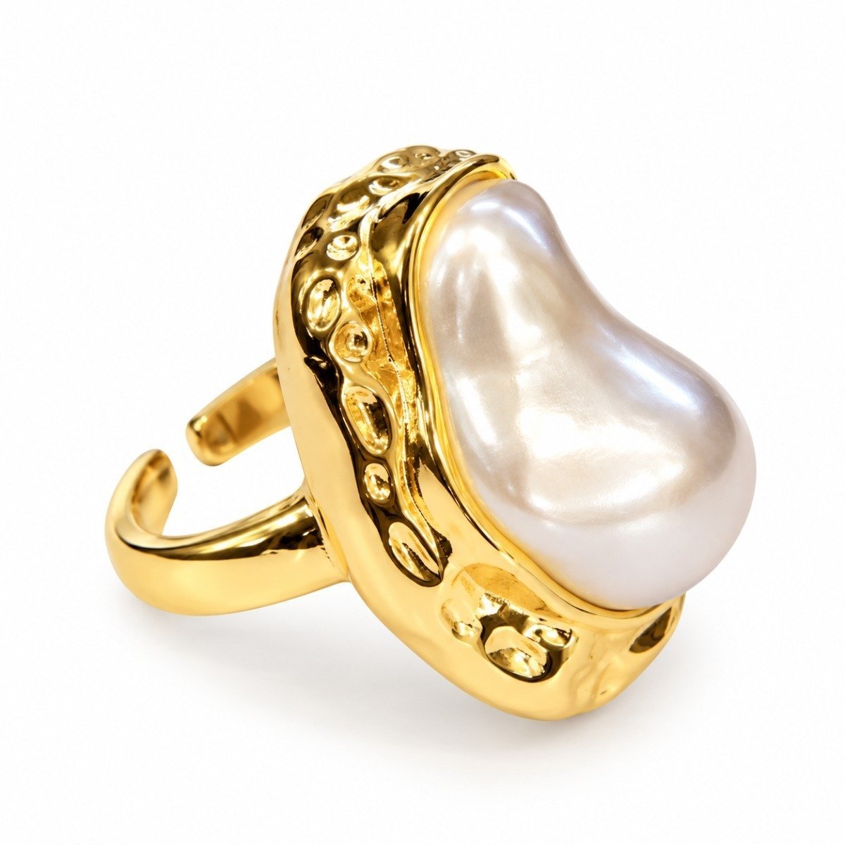Anillo dorado con detalle perlado irregular y relieve