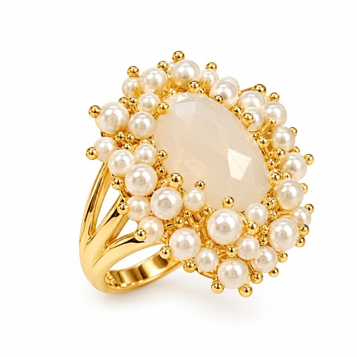 Anillo dorado con centro marfil y detalles perlados