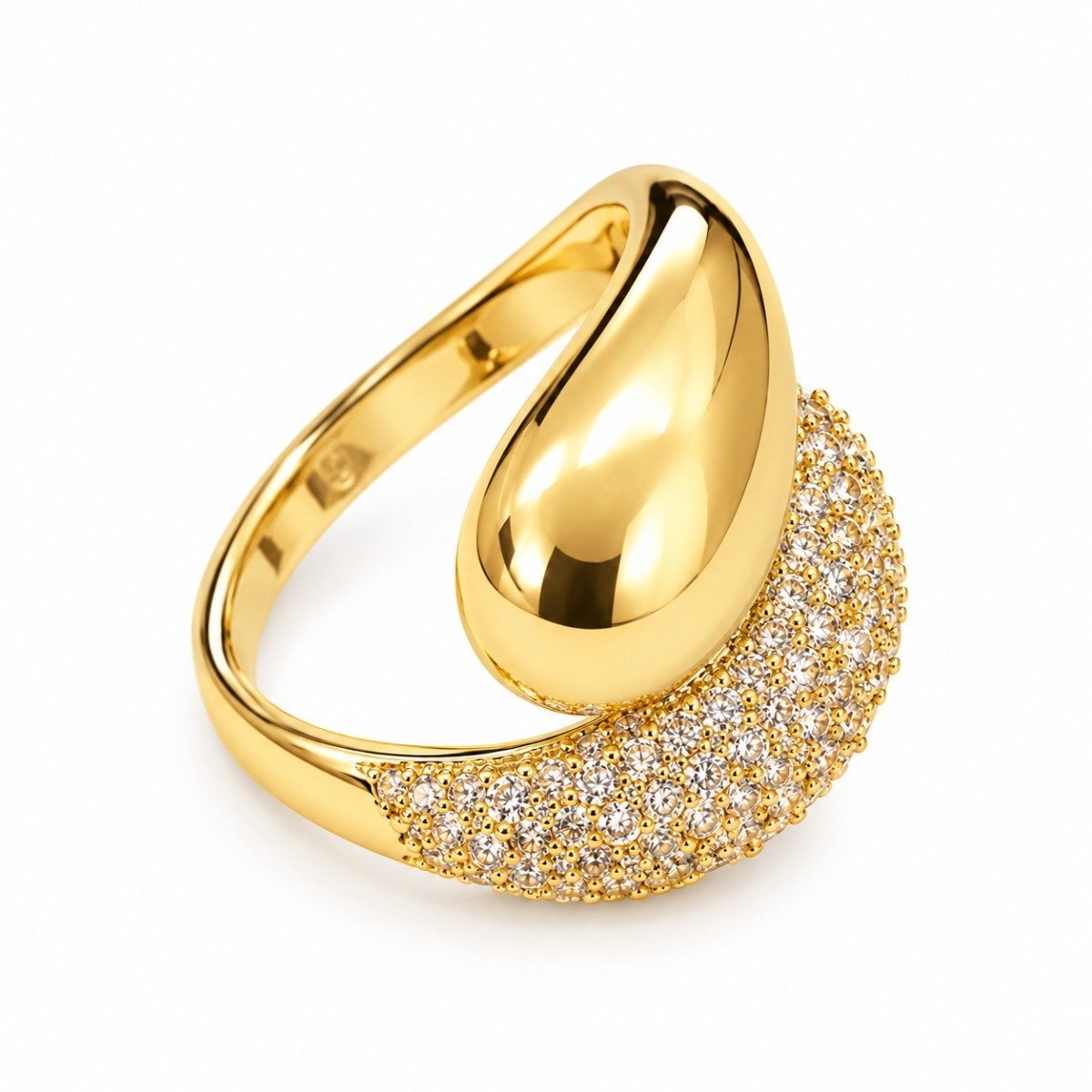 Anillo dorado de gota lisa con circonias