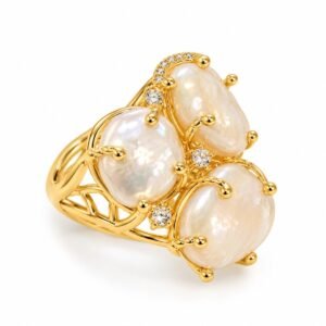Anillo dorado calado con tres piezas perladas y circonias