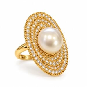 Anillo dorado con centro perlado y halo de circonias