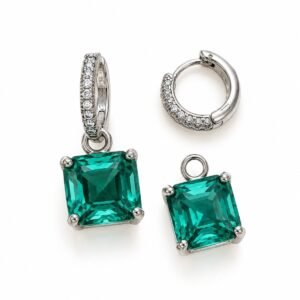 Aritos Plateados con Circonia Verde Cuadrada