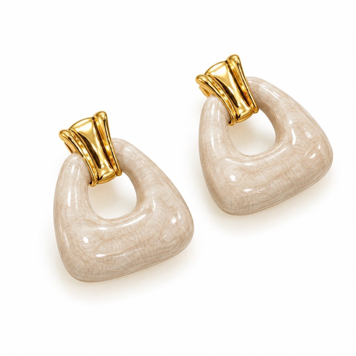 Aritos Geométricos Marfil con Detalle Dorado
