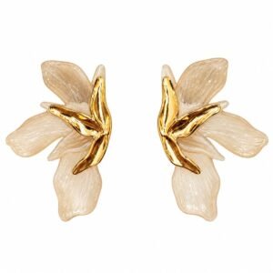 Aritos flor marfil con detalle dorado