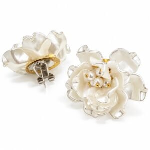 Aretes florales blancos con perlas