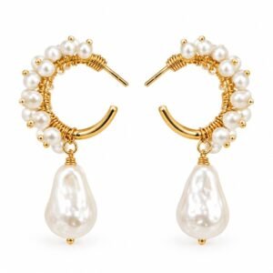 Aretes dorados con perlas y dije colgante