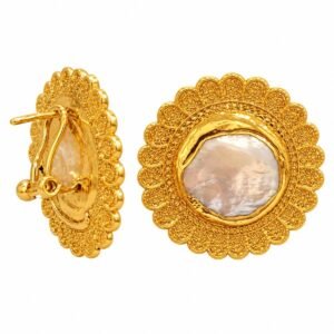 Aretes dorados circulares con borde floral y centro nacarado