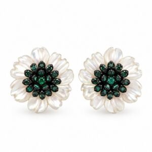 Aritos de flores blancas nacaradas con circonias verdes