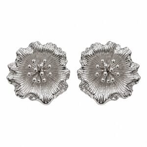 Aritos plateados de flor con relieve