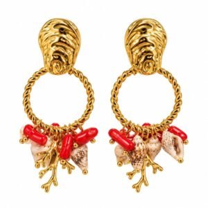 Aritos colgantes dorados con conchitas y detalles de coral rojo