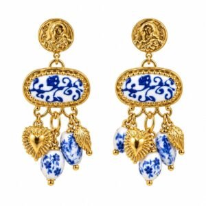 Aritos colgantes dorados con medallones azules y dijes decorativos