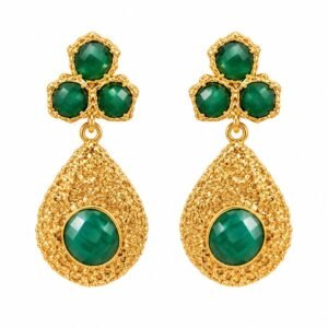 Aritos colgantes dorados con piedras verdes y gota texturizada