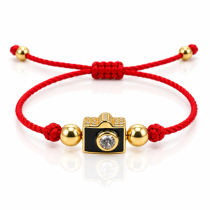 Pulsera roja con dije de cámara