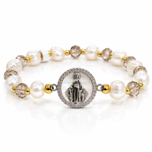 Pulsera blanca con medalla religiosa plateada