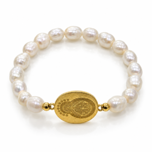 Pulsera blanca con medalla dorada