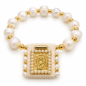 Pulsera blanca con dije religioso rectangular