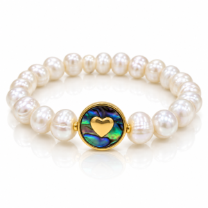 Pulsera blanca con corazón sobre fondo multicolor