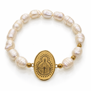 Pulsera blanca con medalla religiosa grabada
