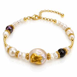 Pulsera blanca con cuentas decoradas