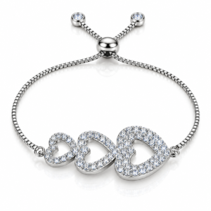 Pulsera plateada con tres corazones