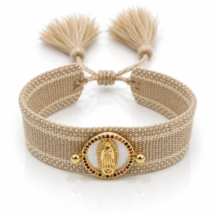 Pulsera tejida beige con medalla