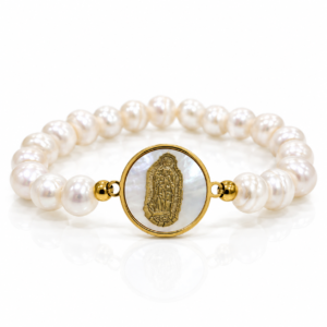 Pulsera blanca con figura religiosa sobre círculo