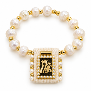 Pulsera blanca con dije rectangular religioso