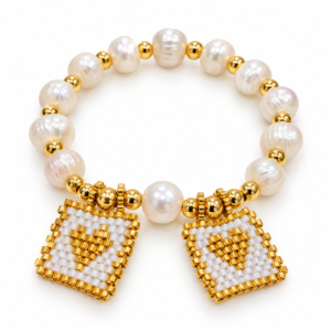 Pulsera blanca con dos dijes de corazón