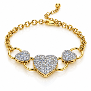 Pulsera dorada con tres corazones brillantes
