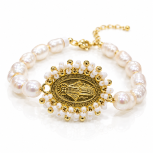 Pulsera blanca con medalla ovalada decorada