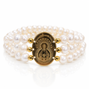 Pulsera blanca de tres hileras con medalla