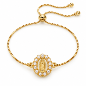 Pulsera dorada con medalla ovalada y cuentas blancas