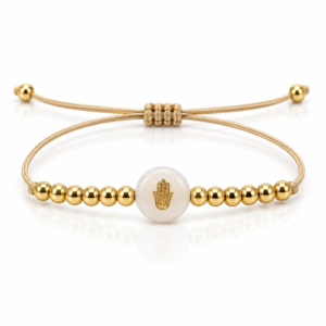 Pulsera beige con mano sobre cuenta blanca