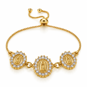 Pulsera dorada con tres medallas ovaladas