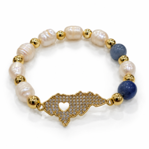 Pulsera blanca y azul con mapa y corazón