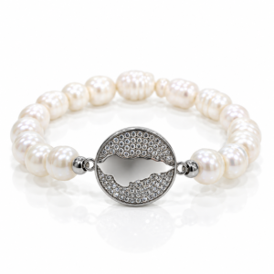 Pulsera blanca con mapa sobre medallón plateado