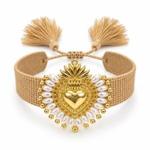 Pulsera beige ancha con corazón dorado y borlas