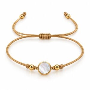 Pulsera ajustable beige con medallón circular blanco y dorado