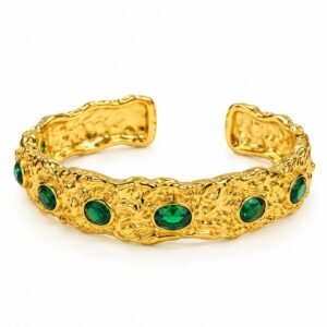 Pulsera rígida dorada con circonias verdes y relieve