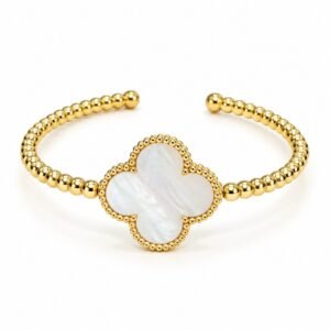 Pulsera abierta dorada de esferas con trébol blanco