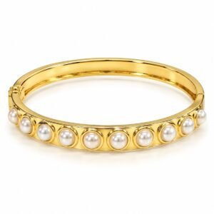 Pulsera rígida dorada con fila de perlas blancas
