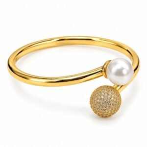 Pulsera rígida dorada con esfera perlada y circonias