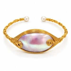 Pulsera abierta dorada con centro nacarado rosado
