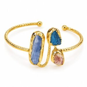 Pulsera abierta dorada con tres piezas decorativas azules y rosada