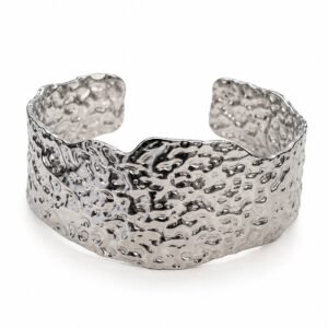Brazalete ancho plateado con textura martillada