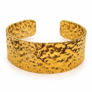 Brazalete ancho dorado con textura martillada