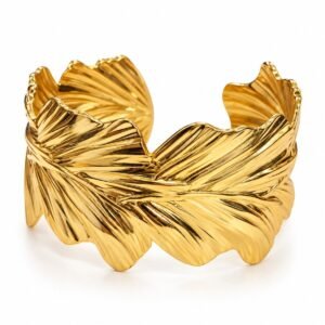 Brazalete dorado de hojas superpuestas en relieve