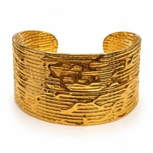 Brazalete ancho dorado con textura de líneas irregulares
