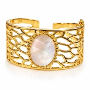 Brazalete dorado calado con detalle ovalado nacarado